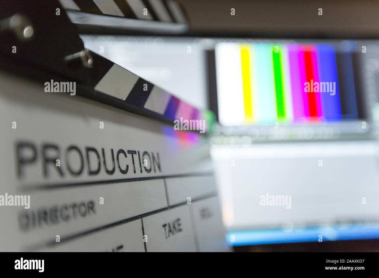 Movie clapper e sala di editing in background Foto Stock