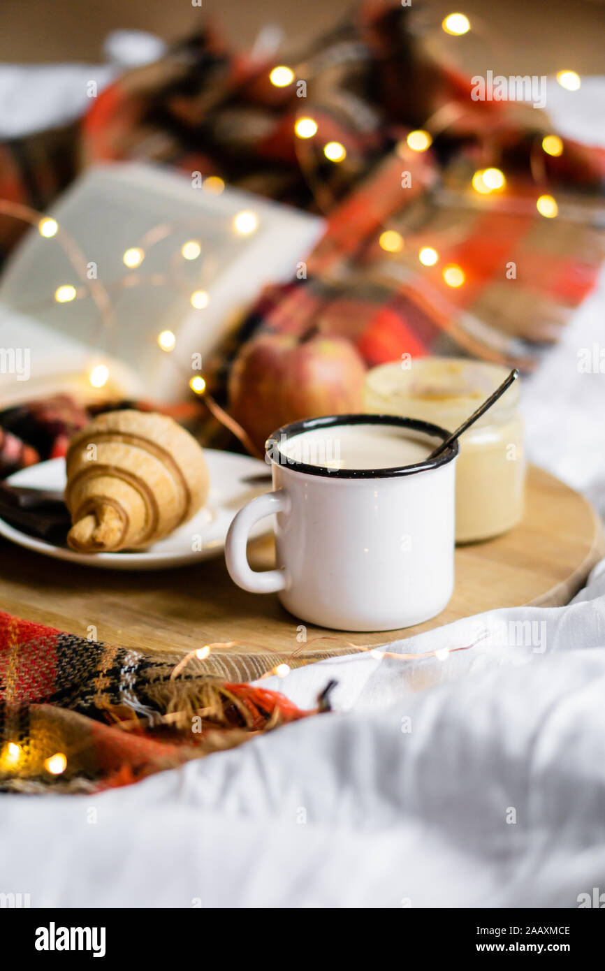 Semplice country home colazione a letto, caffè con latte e dolci fatti in  casa il plaid coperta in caldo e accogliente camera da letto Foto stock -  Alamy