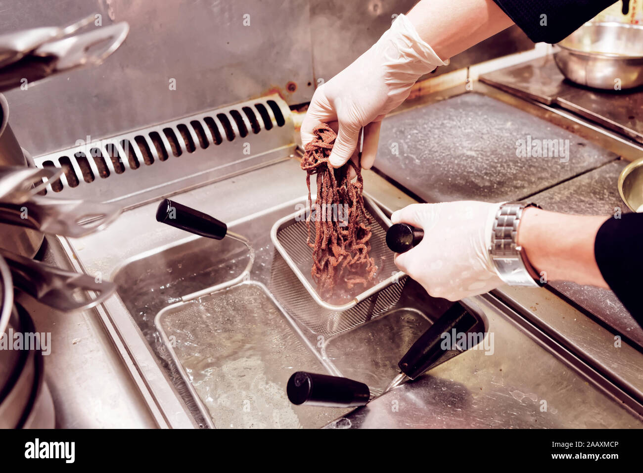 Lo chef è la cottura di pasta di segale, tonica immagine Foto Stock