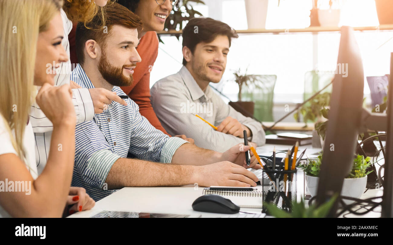 Amministratore di sistema di aggiornare il software per il sistema di computer in ufficio Foto Stock