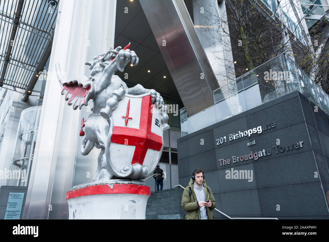 City of London Dragon marcatore di confine al di fuori del Broadgate Tower su Bishopsgate, London, Regno Unito Foto Stock