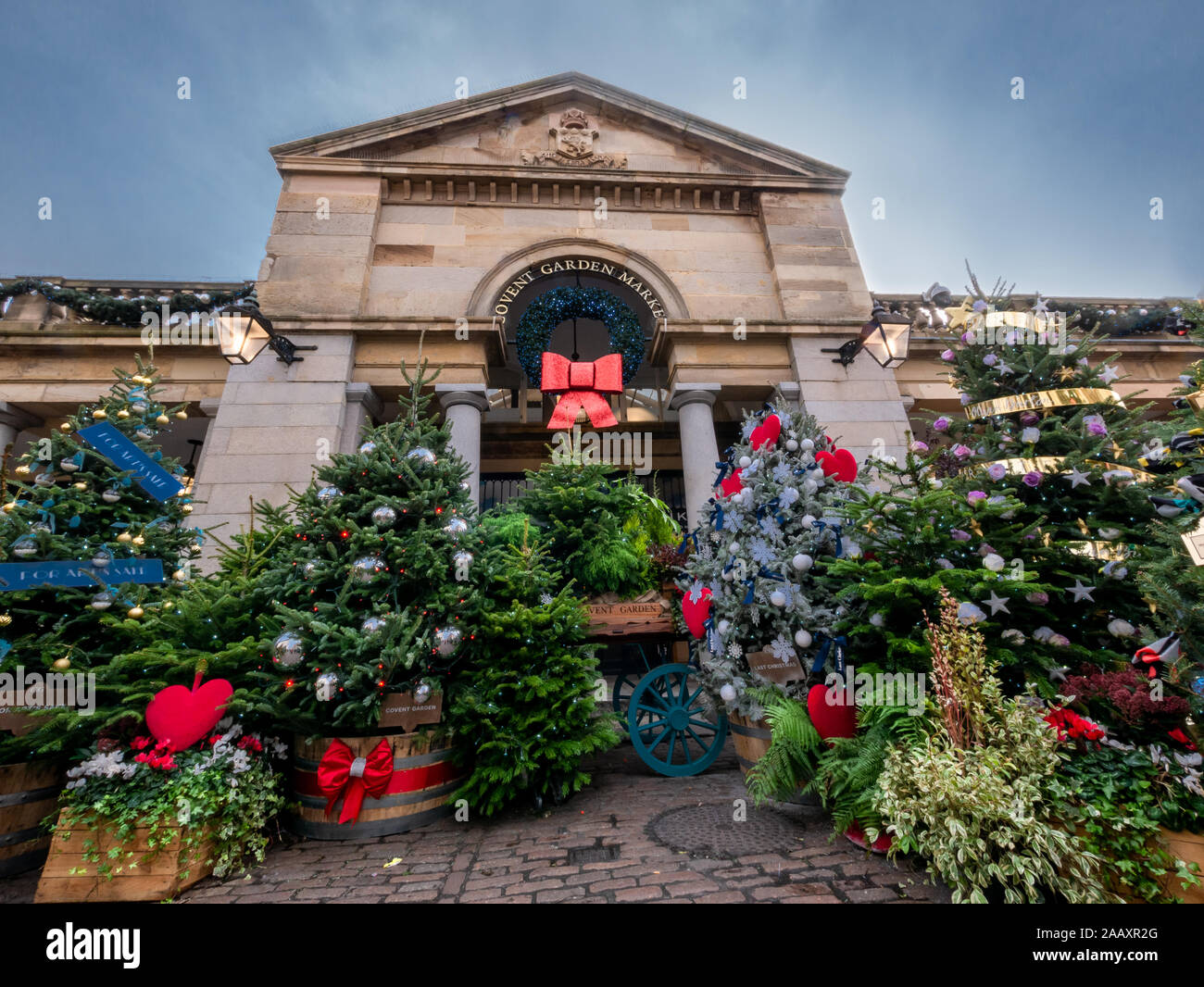 London, England, Regno Unito - 15 Novembre 2019: Natale scena all'aperto con addobbi per l'albero nella piazza principale di Covent Garden in vacanza invernale Foto Stock