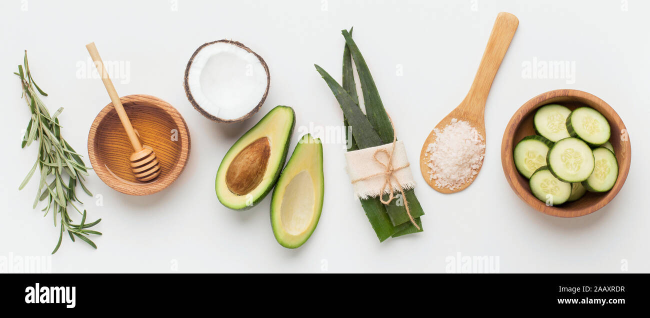 A base di erbe naturali prodotti per la cura della pelle, ingredienti aloe, avocado Foto Stock