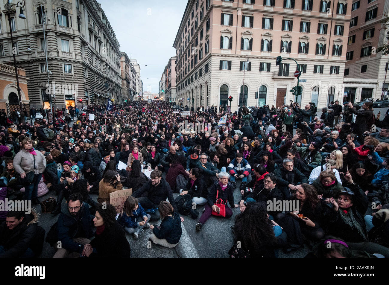 Roma, Italia - 23 Novembre tutti sulla terra contro la violenza contro womenduring le donne in marcia di protesta organizzata dal movimento "non una di meno' ag Foto Stock