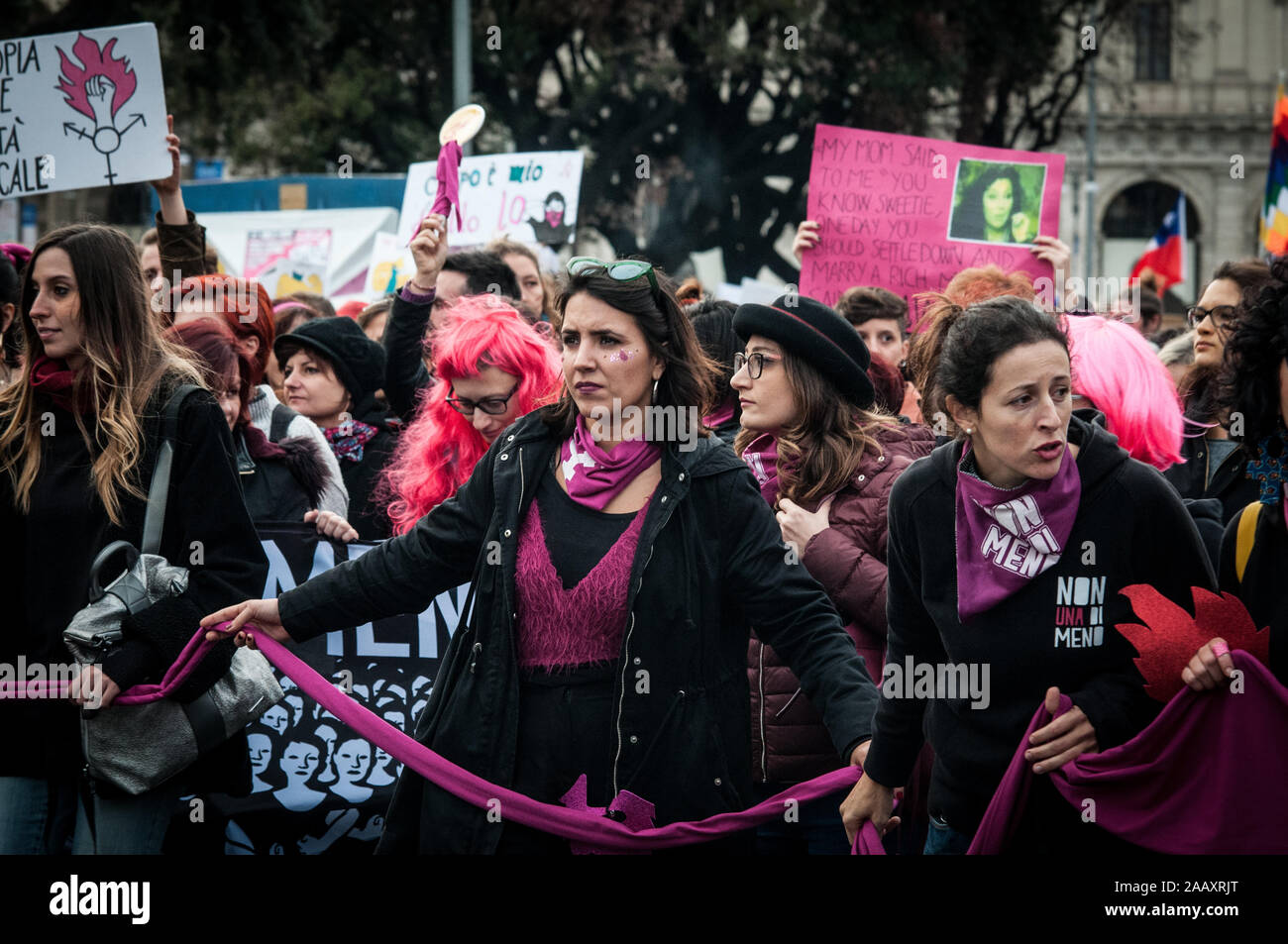 Roma, Italia - NOVEMBRE 23 Donne in marcia di protesta organizzata dal movimento "non una di meno' contro patriarcale, economiche e istituzionali e la violenza Foto Stock