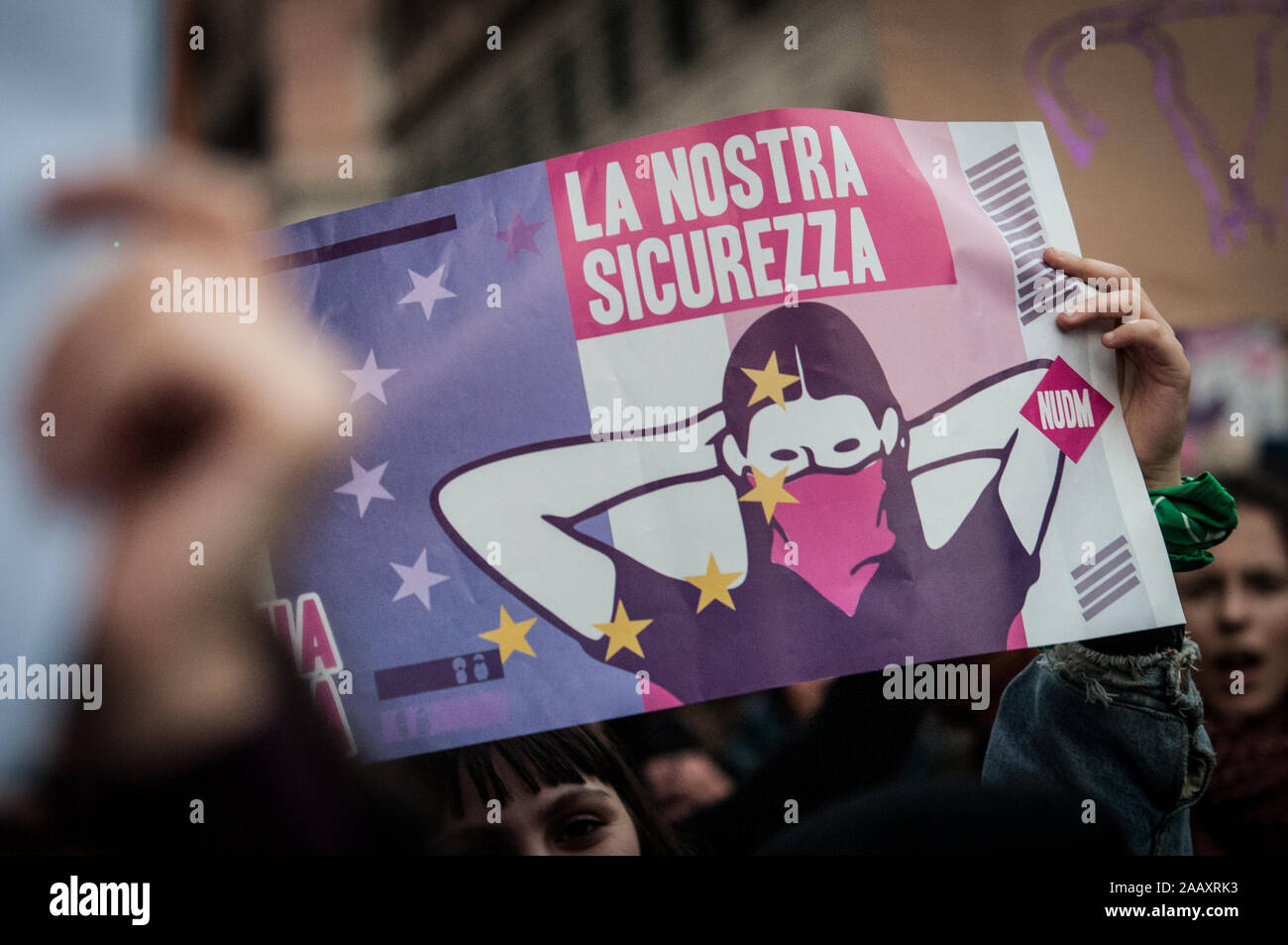 Roma, Italia - NOVEMBRE 23 cartelli con scritto la nostra sicurezza durante le donne in marcia di protesta organizzata dal movimento "non una di meno' contro patri Foto Stock