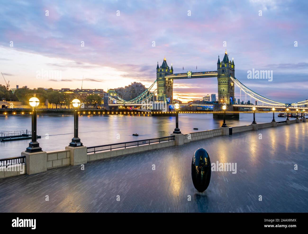 Londra, Inghilterra, Gran Bretagna - Ottobre 29, 2019: Più Londra Riverside nella Southbank con il famoso Tower Bridge si trovano di fronte il Tamigi presto in t Foto Stock