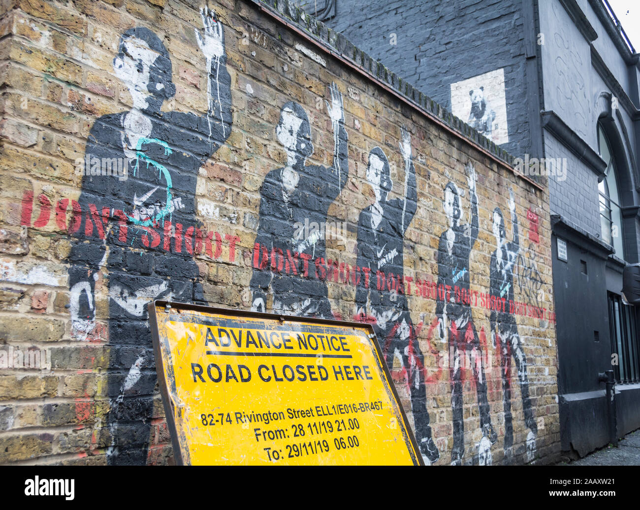 Non sparare arte di strada da Bambi su Rivington Street, Londra, Regno Unito Foto Stock