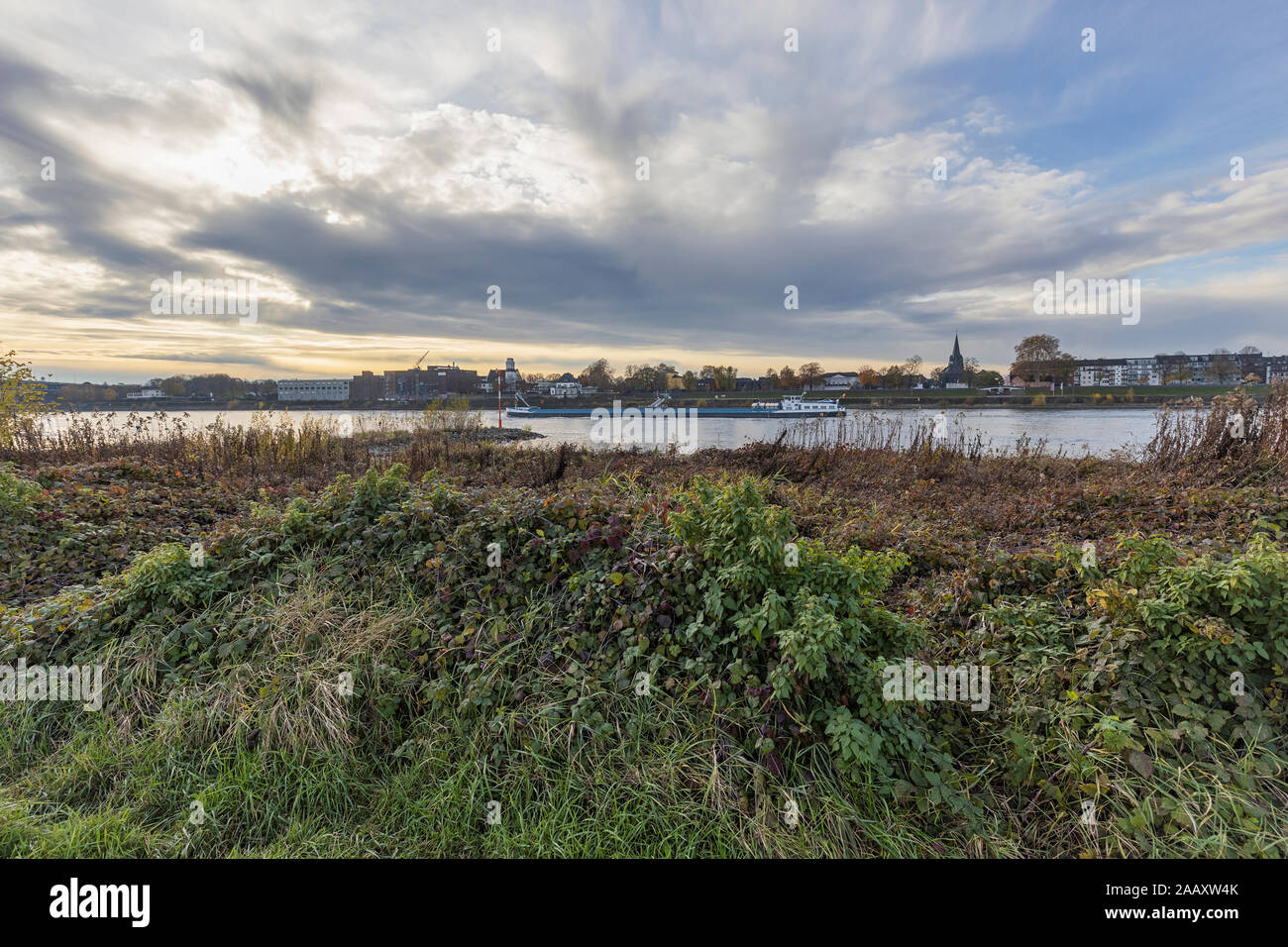 Krefeld-Uerdingen - Vista al recipiente passando al fiume Reno, Renania settentrionale-Vestfalia, Germania, 23.11.2019 Foto Stock