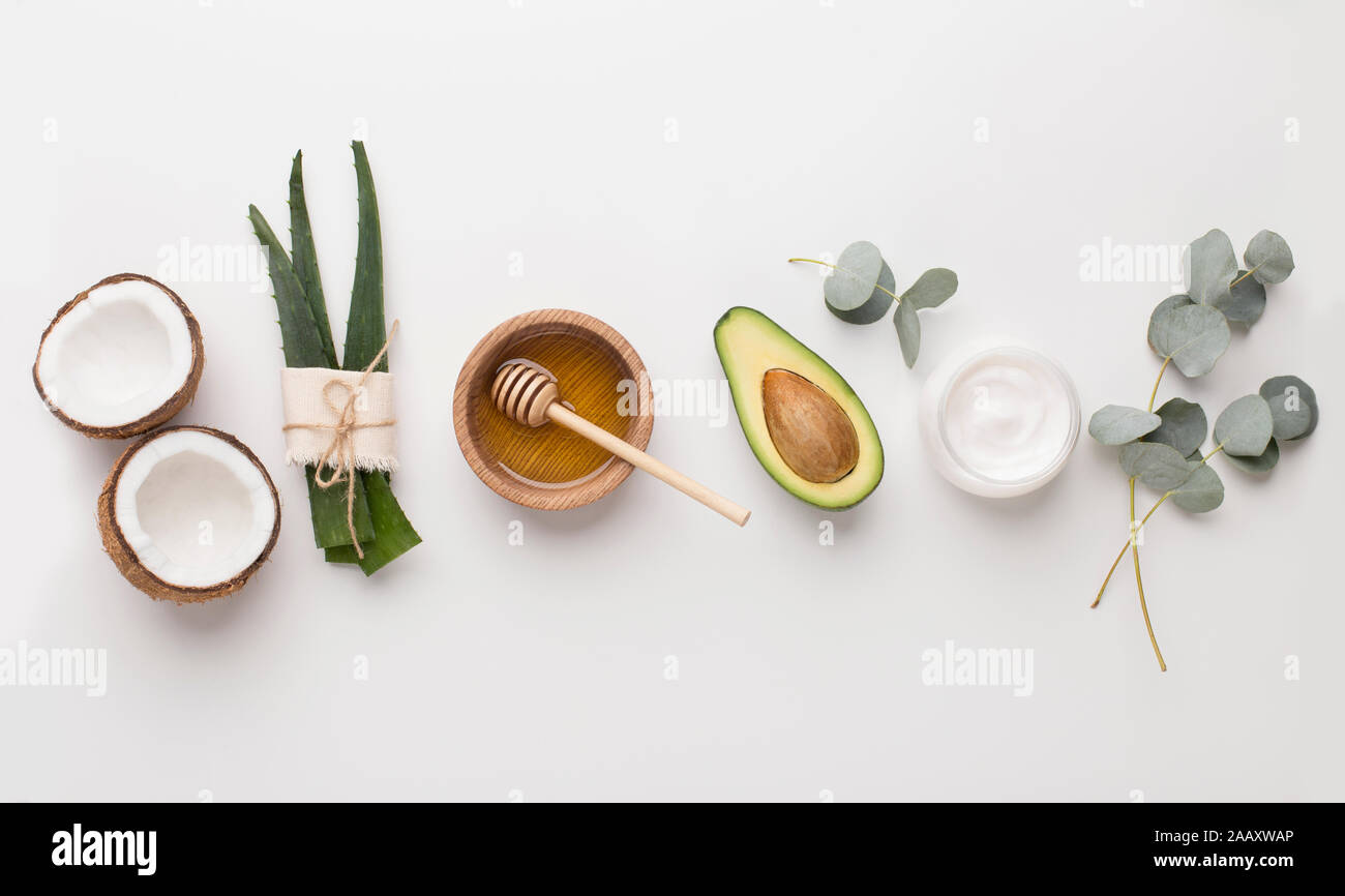 Piante medicinali utilizzati in alternativa la cosmetologia: aloe, miele, noci di cocco Foto Stock