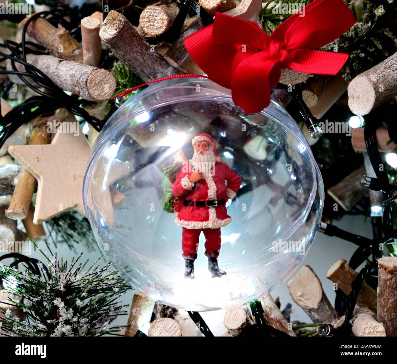 Babbo Natale in un albero di natale Pallina Foto Stock