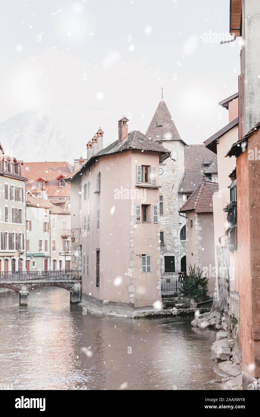 Colmar, Francia in inverno tempesta di neve. Edifici storici lungo il  canale nel centro della città in caso di neve. La magia di Natale  dell'umore. Neutro monocromatica Foto stock - Alamy