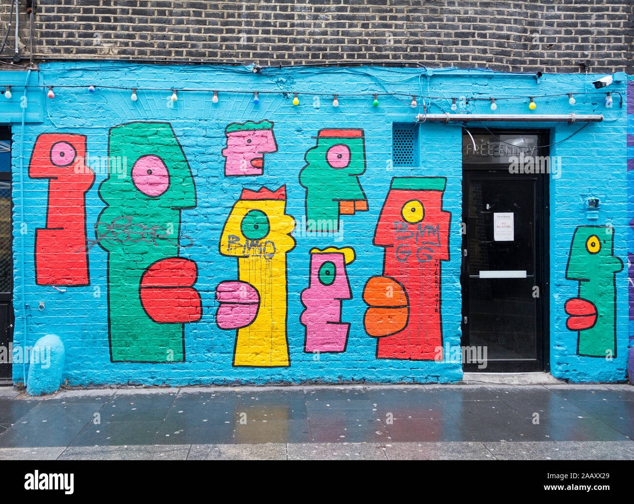 Vivacemente colorato Thierry Noir murales su una parete in Shoreditch, London, Regno Unito Foto Stock