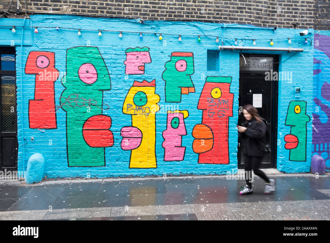 Vivacemente colorato Thierry Noir murales su una parete in Shoreditch, London, Regno Unito Foto Stock