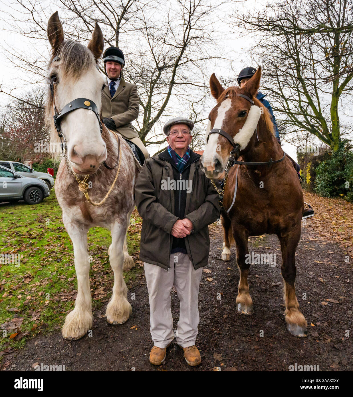Athelstaneford, East Lothian, Scozia, Regno Unito. Il 24 novembre 2019. Si intraversa Festival: il primo giorno del festival annuale di mark St Andrew's Day avviene nel luogo di nascita della Scottish bandiera nazionale dove la si intraversa apparve nel cielo come un buon auspicio quando il Picts & scozzesi hanno sconfitto i sassoni guidati da Athelstan. Nella foto: Craig Donnelly su una fragola Stefano Clydesdale mare & Catherine Campbell su un castagno bozza irlandese/Welsh Cob mare con lo sposo/proprietario Arthur Greenan Foto Stock
