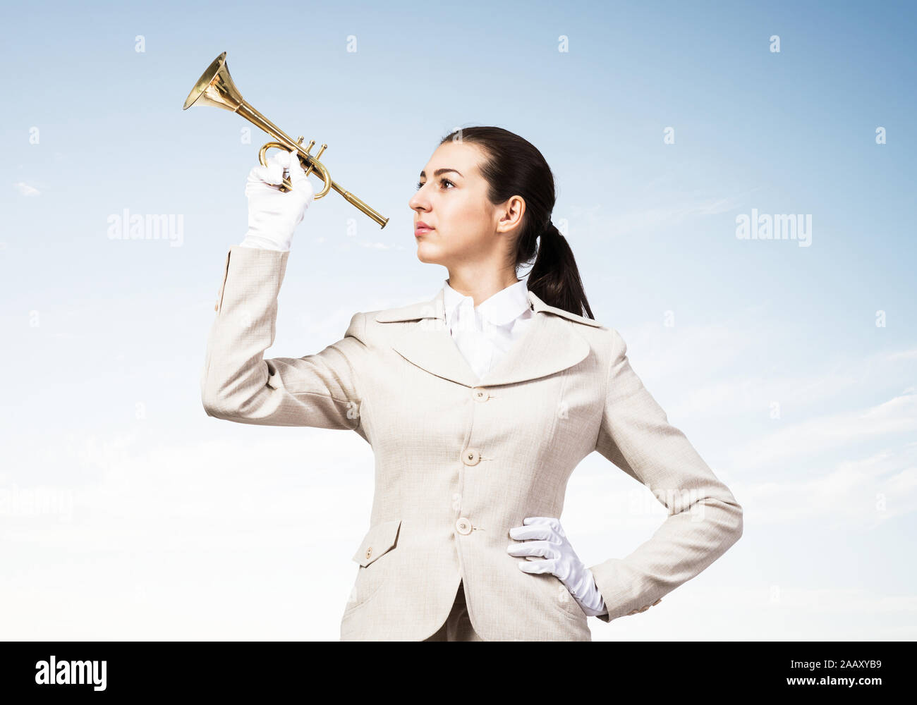 Bella donna suonare la tromba ottone Foto Stock
