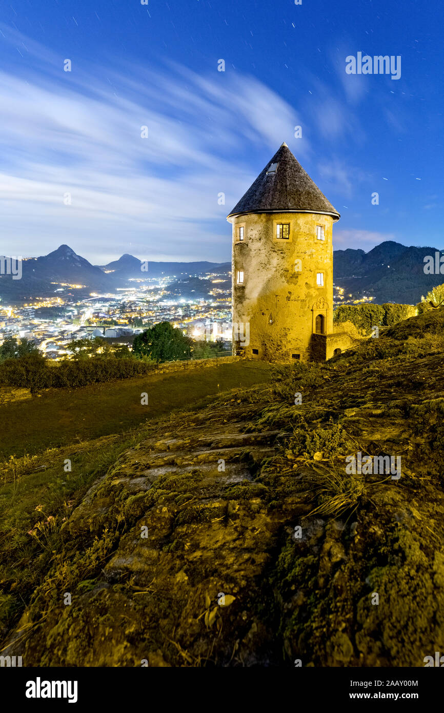 La torre cilindrica del castello di Pergine domina la città. Provincia Di Trento, Trentino Alto Adige, Italia, Europa. Foto Stock