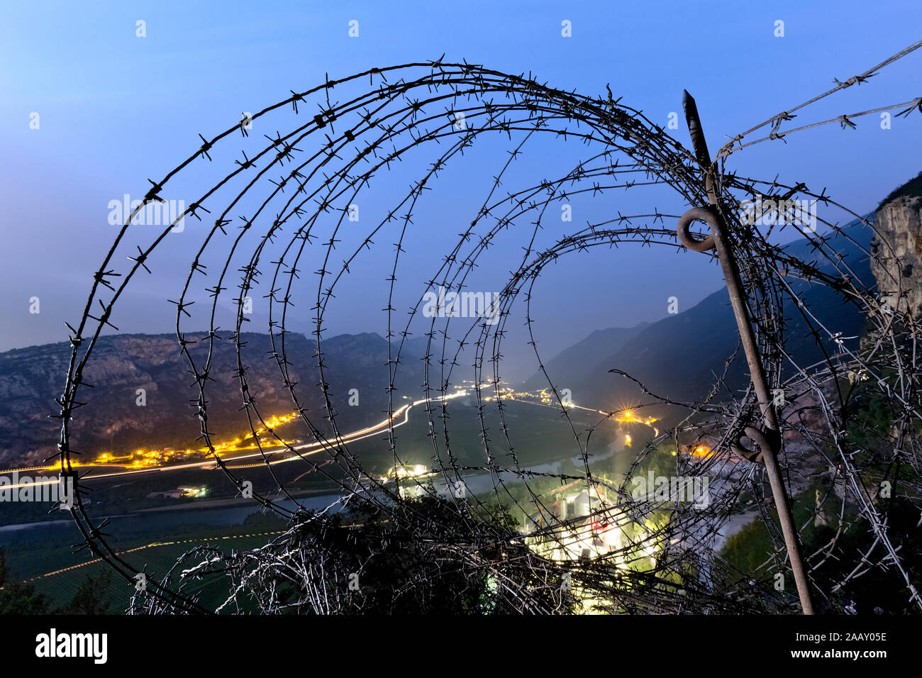 Filo spinato arrugginito del forte austriaco Hlawaty e la vista della Valle dell'Adige. Ceraino, Provincia Di Verona, Veneto, Italia, Europa. Foto Stock