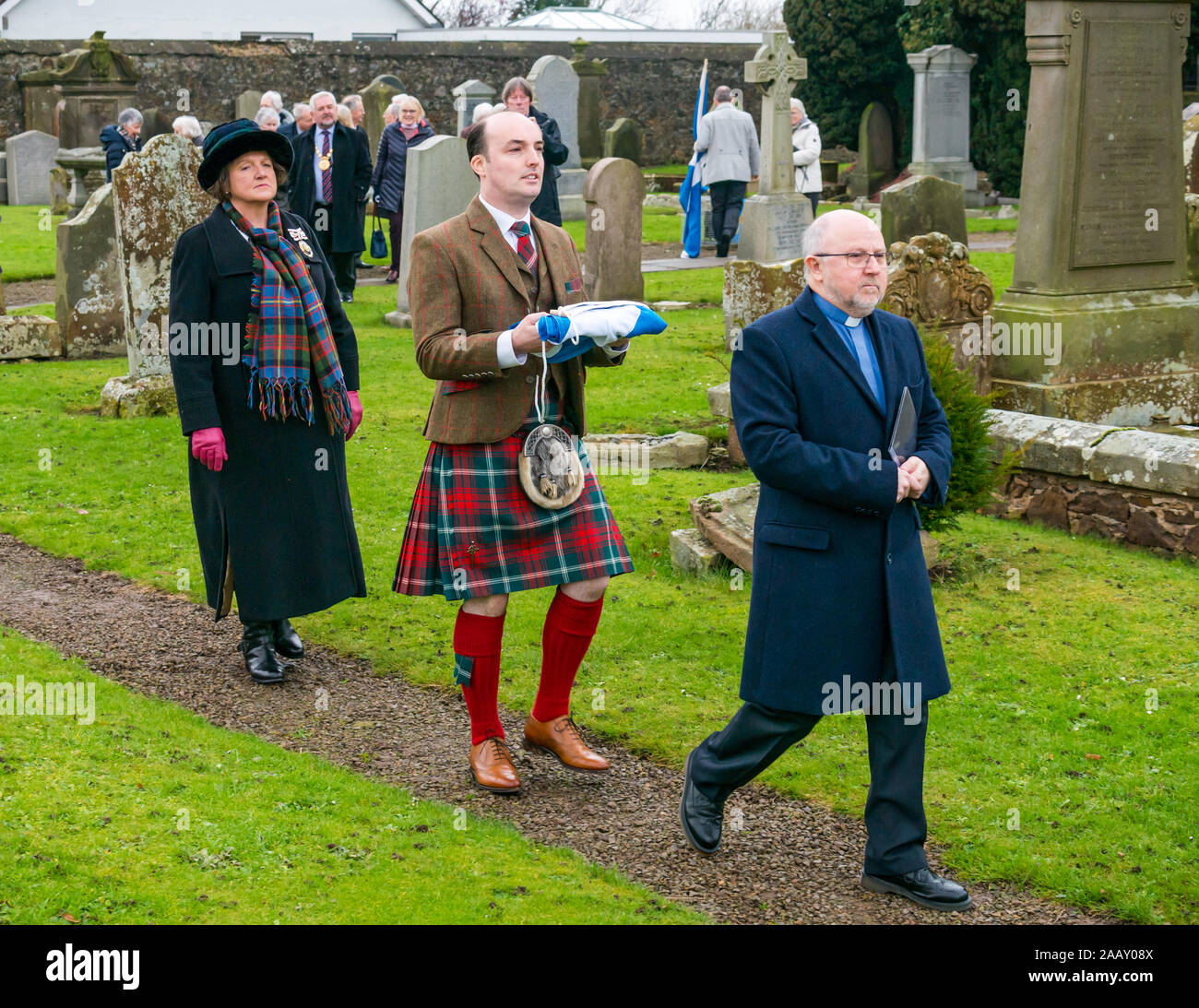 Athelstaneford, East Lothian, Scozia, Regno Unito. Il 24 novembre 2019. Si intraversa Festival: il primo giorno del festival annuale di mark St Andrew's Day avviene nel luogo di nascita della Scottish bandiera nazionale dove la si intraversa apparve nel cielo come un buon auspicio quando il Picts & scozzesi hanno sconfitto i sassoni guidati da Athelstan. Dopo un servizio di chiesa, Haddington Pipe Band conduce il ministro & Fraser Thompson della bandiera scozzese fiducia al memoriale di benedire un nuovo si intraversa Foto Stock