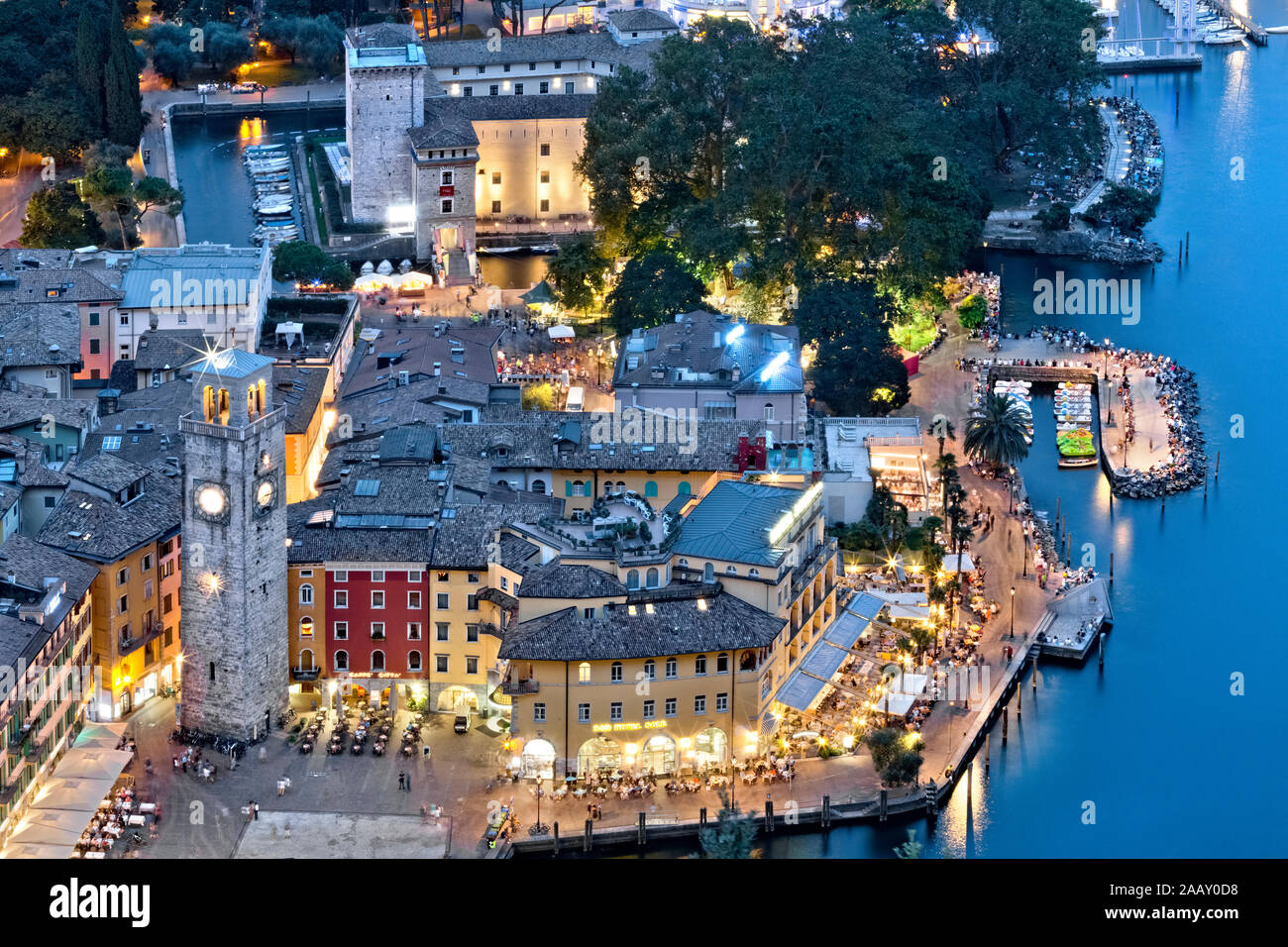 Sul lago di Riva del Garda: La Torre Apponale e la Rocca (sede del Museo MAG - Alto Garda). Provincia Di Trento, Trentino Alto Adige, Italia. Foto Stock