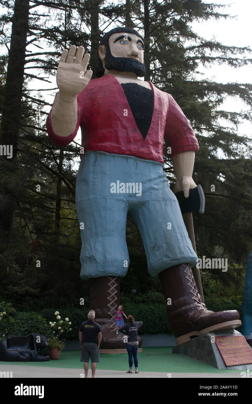Paul Bunyan e Babe statue blu presso gli alberi del mistero, klamath California Foto Stock