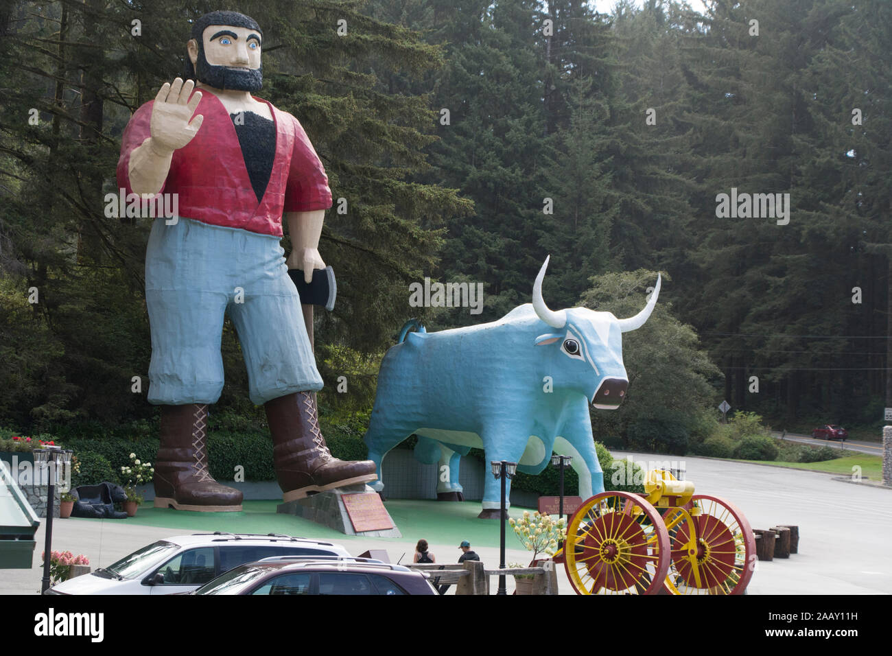 Paul Bunyan e Babe statue blu presso gli alberi del mistero, klamath California Foto Stock