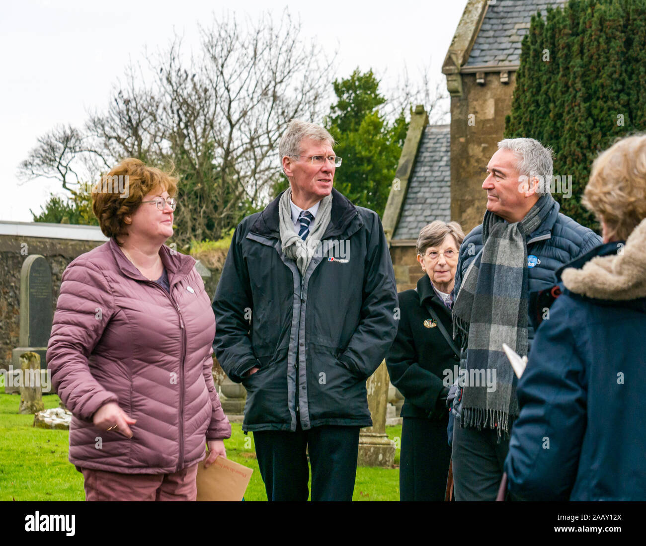Athelstaneford, East Lothian, Scozia, Regno Unito. Il 24 novembre 2019. Si intraversa Festival: il primo giorno del festival annuale di mark St Andrew's Day avviene nel luogo di nascita della Scottish bandiera nazionale dove la si intraversa apparve nel cielo come un buon auspicio quando il Picts & scozzesi hanno sconfitto i sassoni guidati da Athelstan. Nella foto: Kenny MacAskill, SNP candidato per East Lothian assiste l'evento Foto Stock