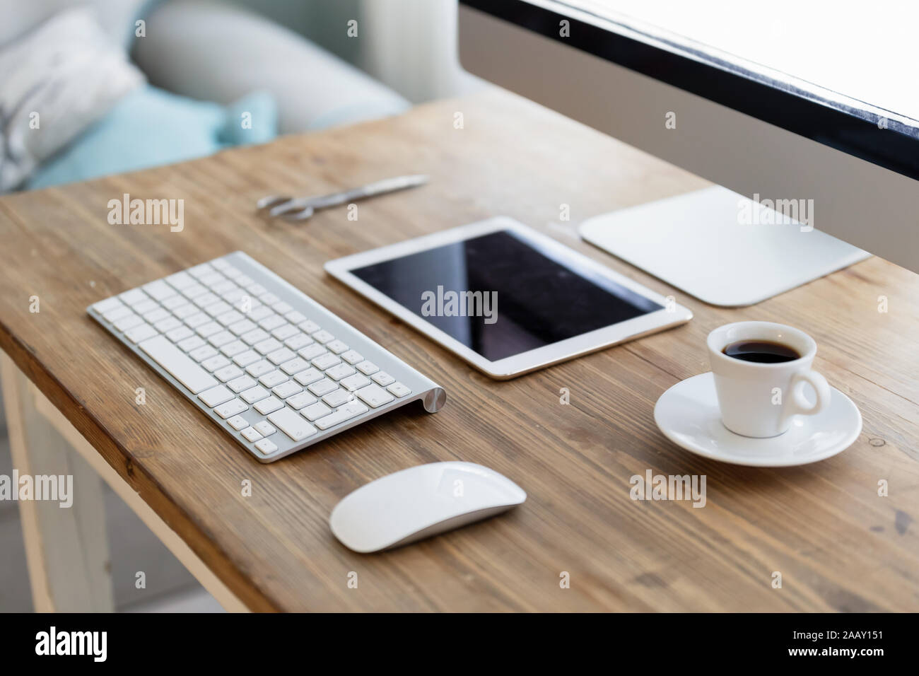 Immagine della moderna scrivania da ufficio con i dispositivi Foto Stock