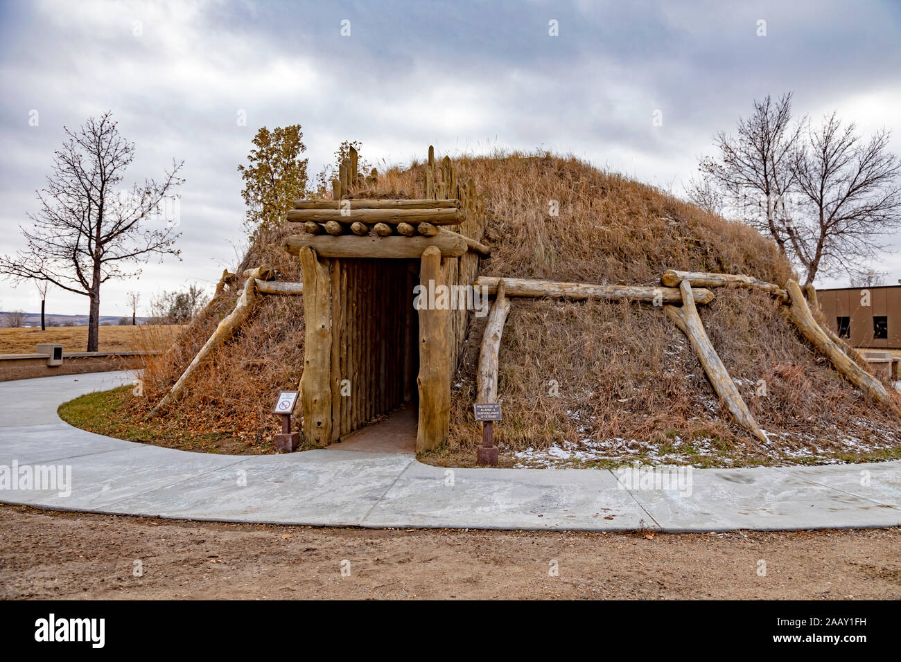 Stanton, il Dakota del Nord - un earthlodge ricostruito presso il fiume coltello villaggi indiani National Historic Site. Foto Stock