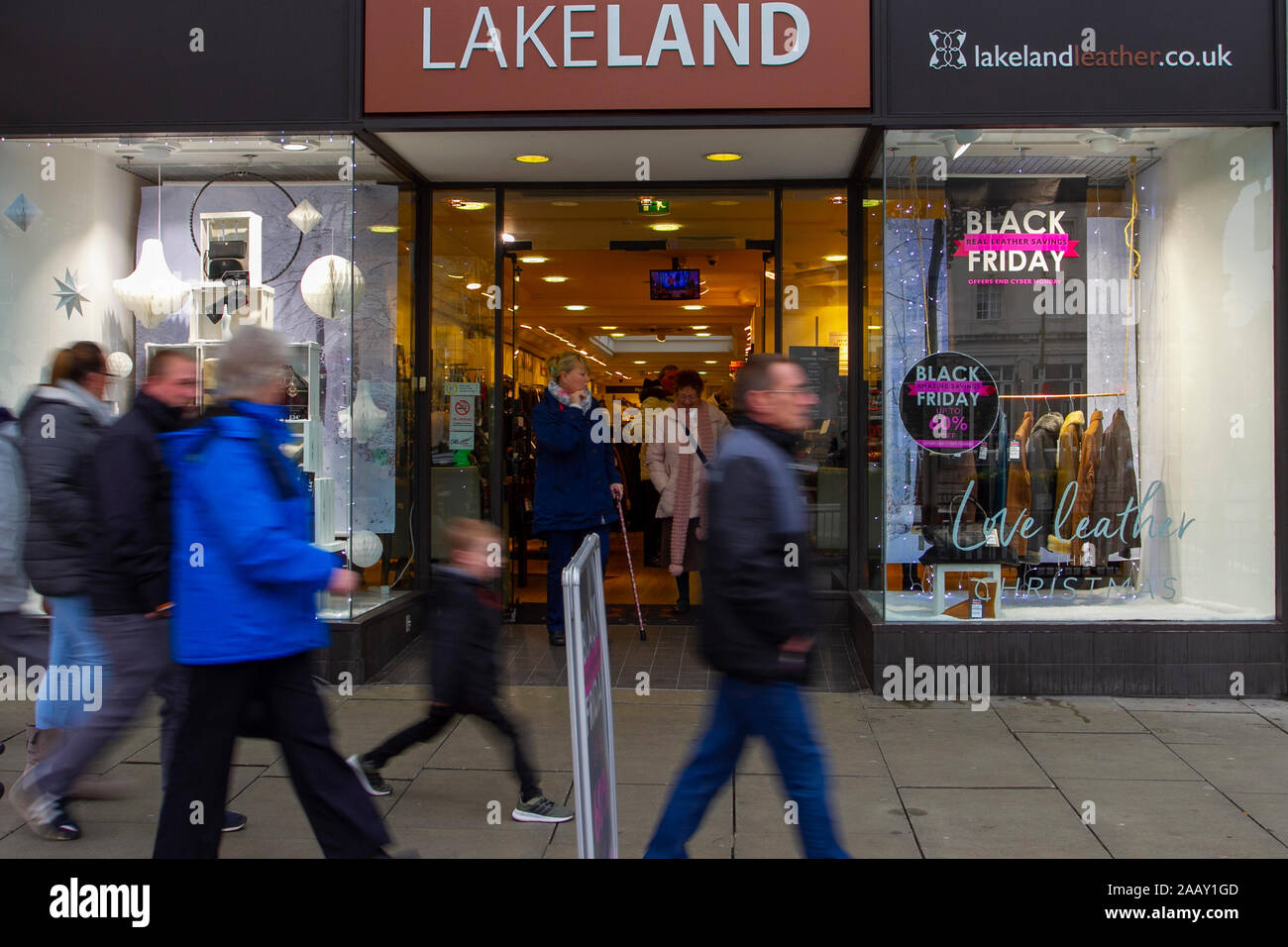 Southport, Merseyside Regno Unito 24 novembre. Prezzo ridotto prodotti a Lakeland come Black Friday sales get in corso in Lord Street, come acquirenti di Natale approfittare delle prime occasioni. Credit:MediaWorldImages/AlamyLiveNews Foto Stock