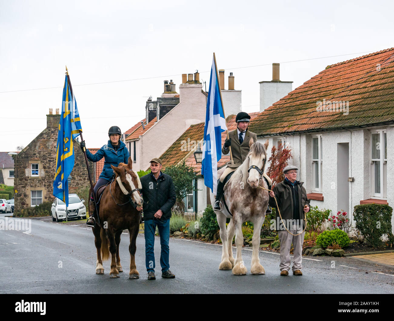 Athelstaneford, East Lothian, Scozia, Regno Unito. Il 24 novembre 2019. Si intraversa Festival: il primo giorno del festival annuale di mark St Andrew's Day avviene nel luogo di nascita della Scottish bandiera nazionale dove la si intraversa apparve nel cielo come un buon auspicio quando il Picts & scozzesi hanno sconfitto i sassoni guidati da Athelstan. Catherine Campbell sul castagno progetto irlandese/Welsh Cob mare con lo sposo Robert Campbell & Craig Donnelly su fragola Stefano Clydesdale mare con lo sposo/proprietario Arthur Greenan Foto Stock