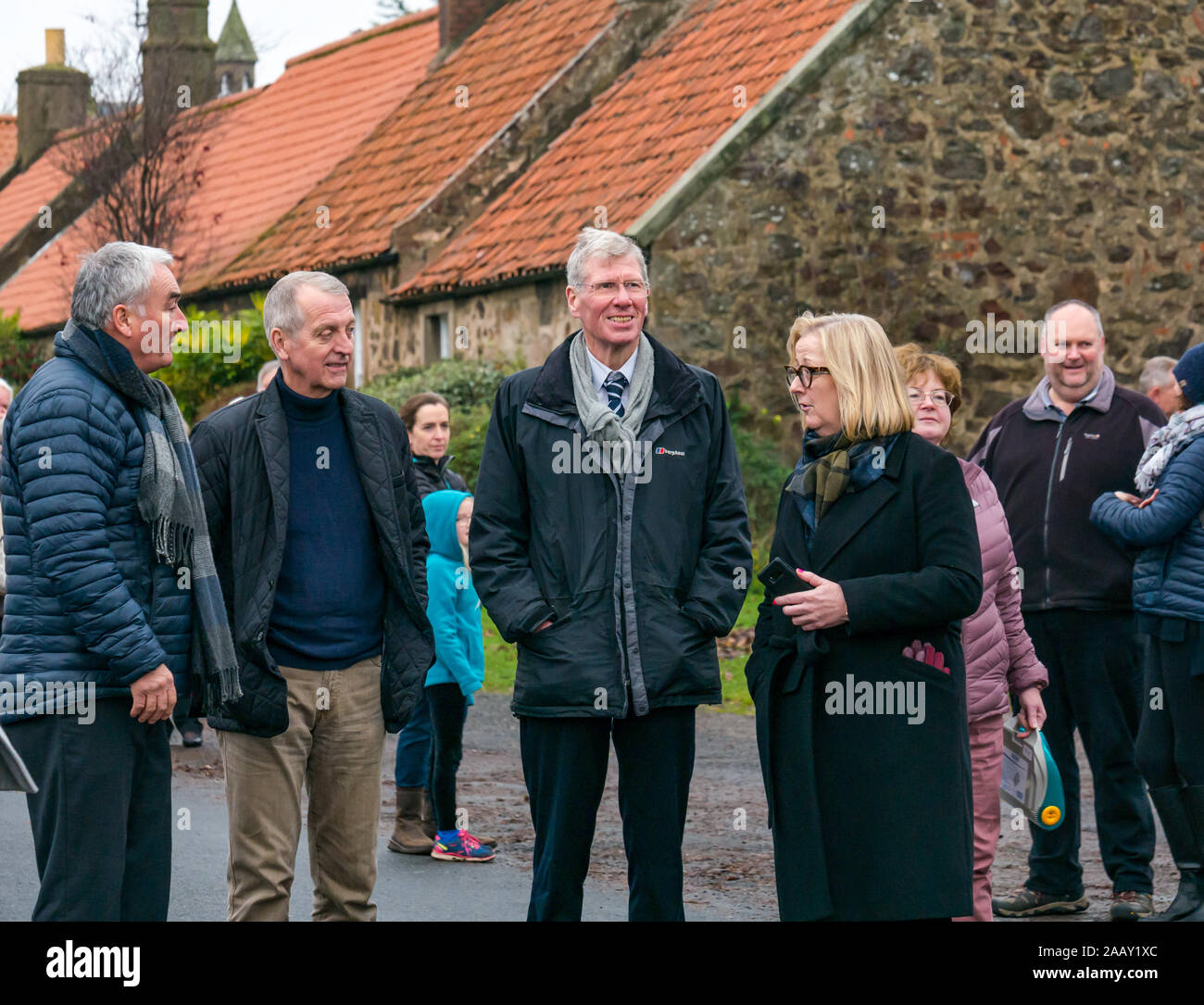 Athelstaneford, East Lothian, Scozia, Regno Unito. Il 24 novembre 2019. Si intraversa Festival: il primo giorno del festival annuale di mark St Andrew's Day avviene nel luogo di nascita della Scottish bandiera nazionale dove la si intraversa apparve nel cielo come un buon auspicio quando il Picts & scozzesi hanno sconfitto i sassoni guidati da Athelstan. Nella foto: Kenny MacAskill, SNP candidato per East Lothian assiste l'evento Foto Stock