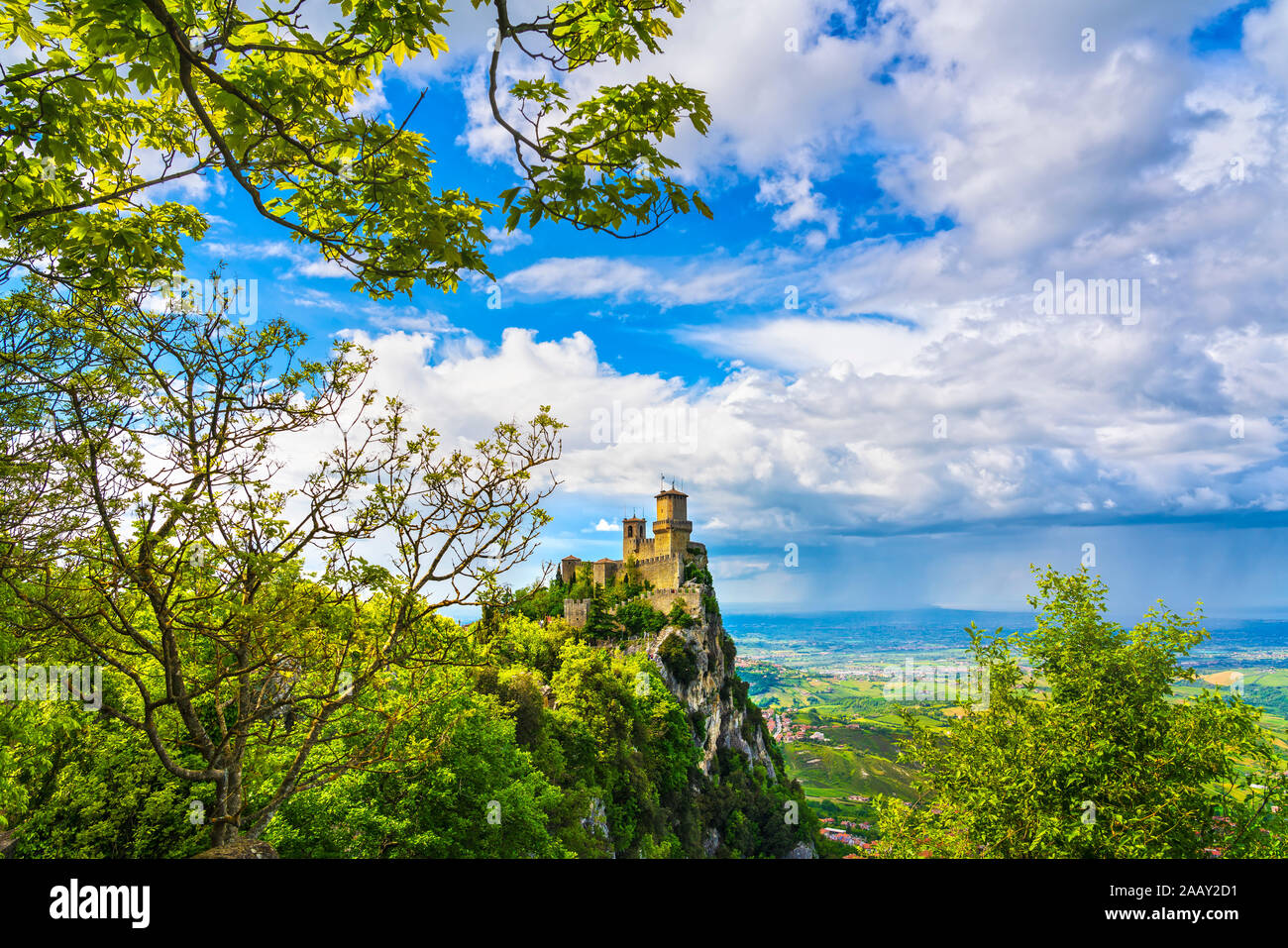 Repubblica di San Marino, medievale Guaita prima torre su di una scogliera rocciosa e vista panoramica della Romagna Foto Stock