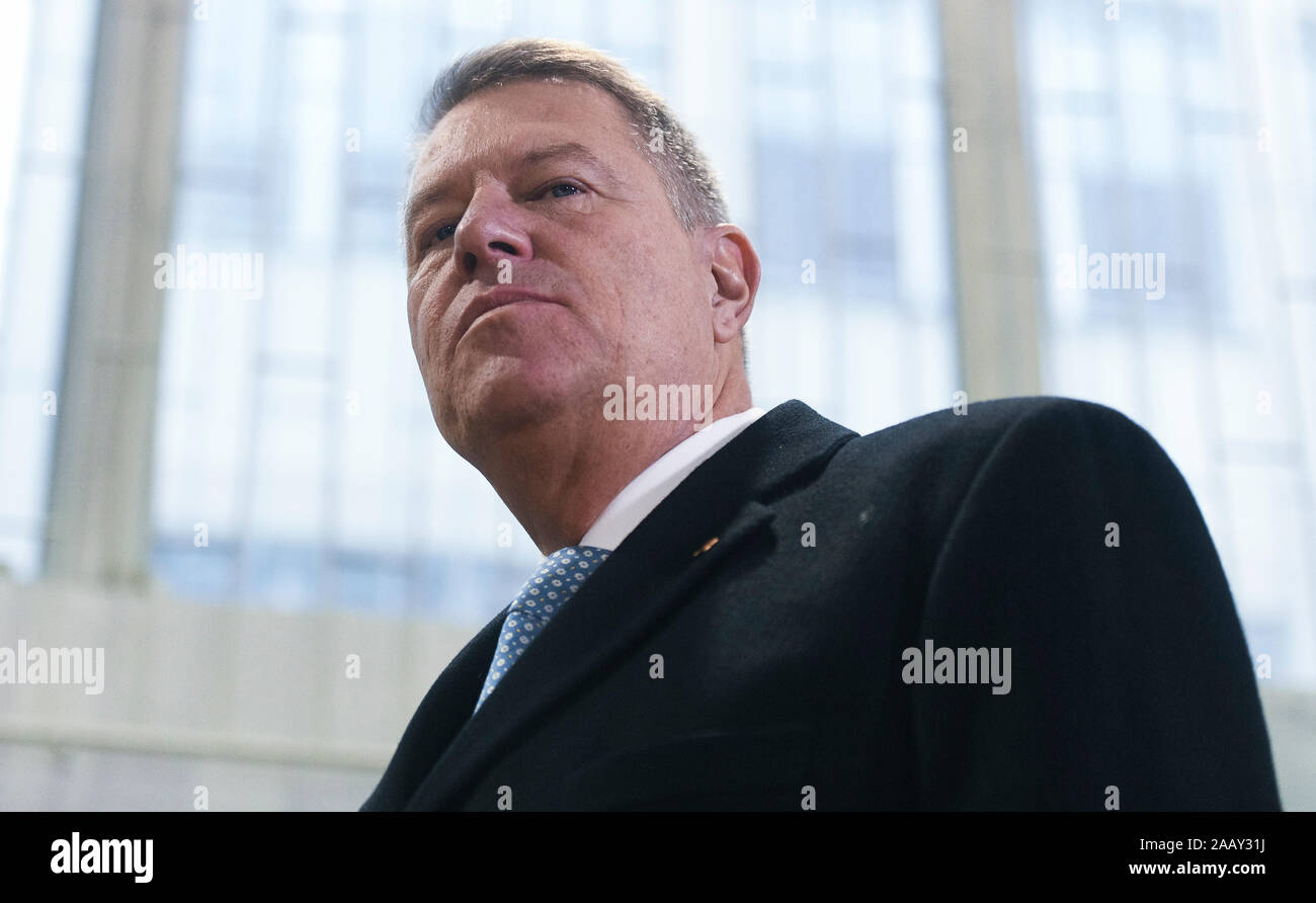 Bucarest, Romania - 24 Novembre 2019: Presidente rumeno Klaus Iohannis gettò il suo voto per le elezioni presidenziali. Iohannis è in esecuzione per un secondo m Foto Stock