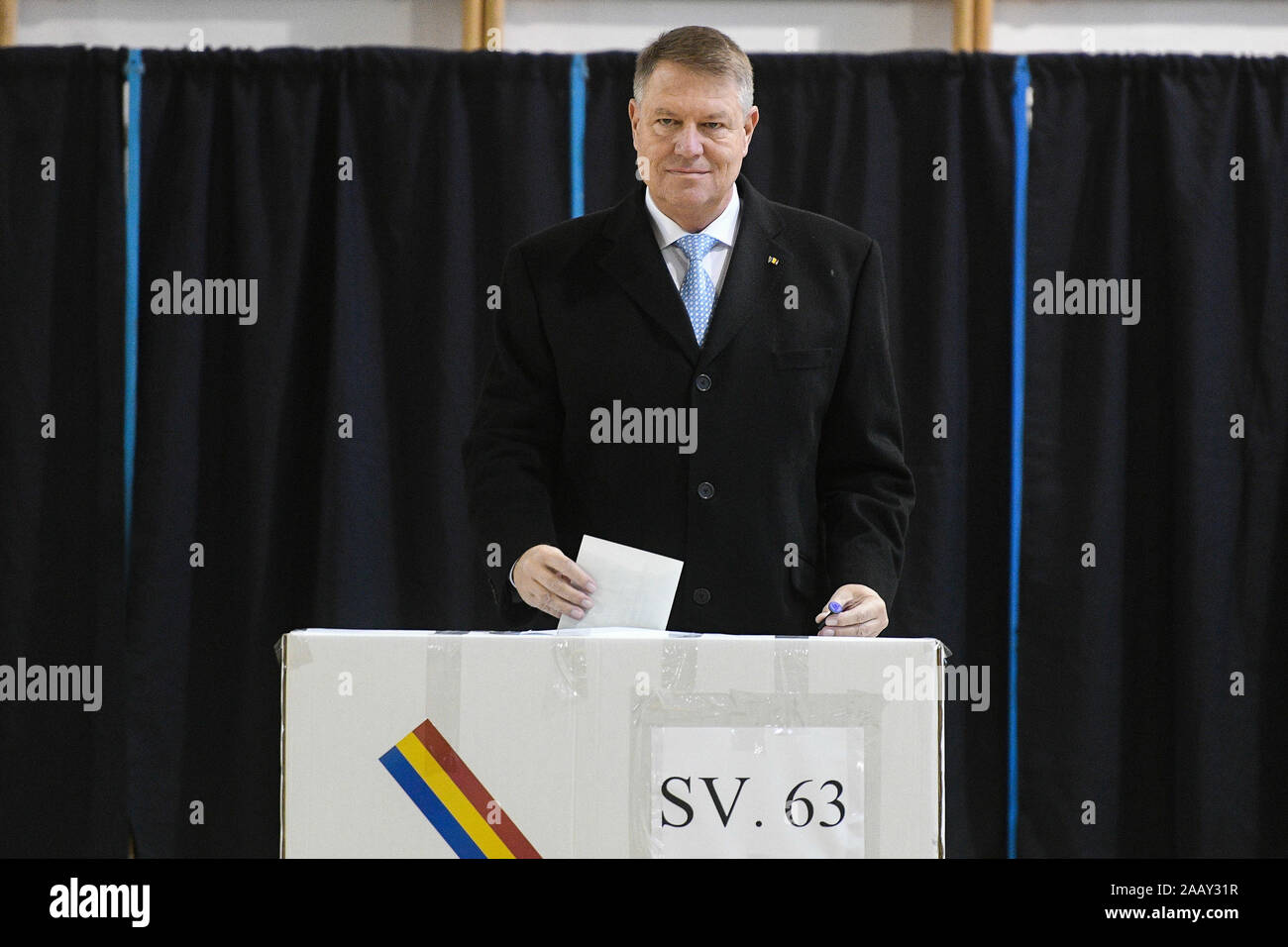 Bucarest, Romania - 24 Novembre 2019: Presidente rumeno Klaus Iohannis gettò il suo voto per le elezioni presidenziali. Iohannis è in esecuzione per un secondo m Foto Stock