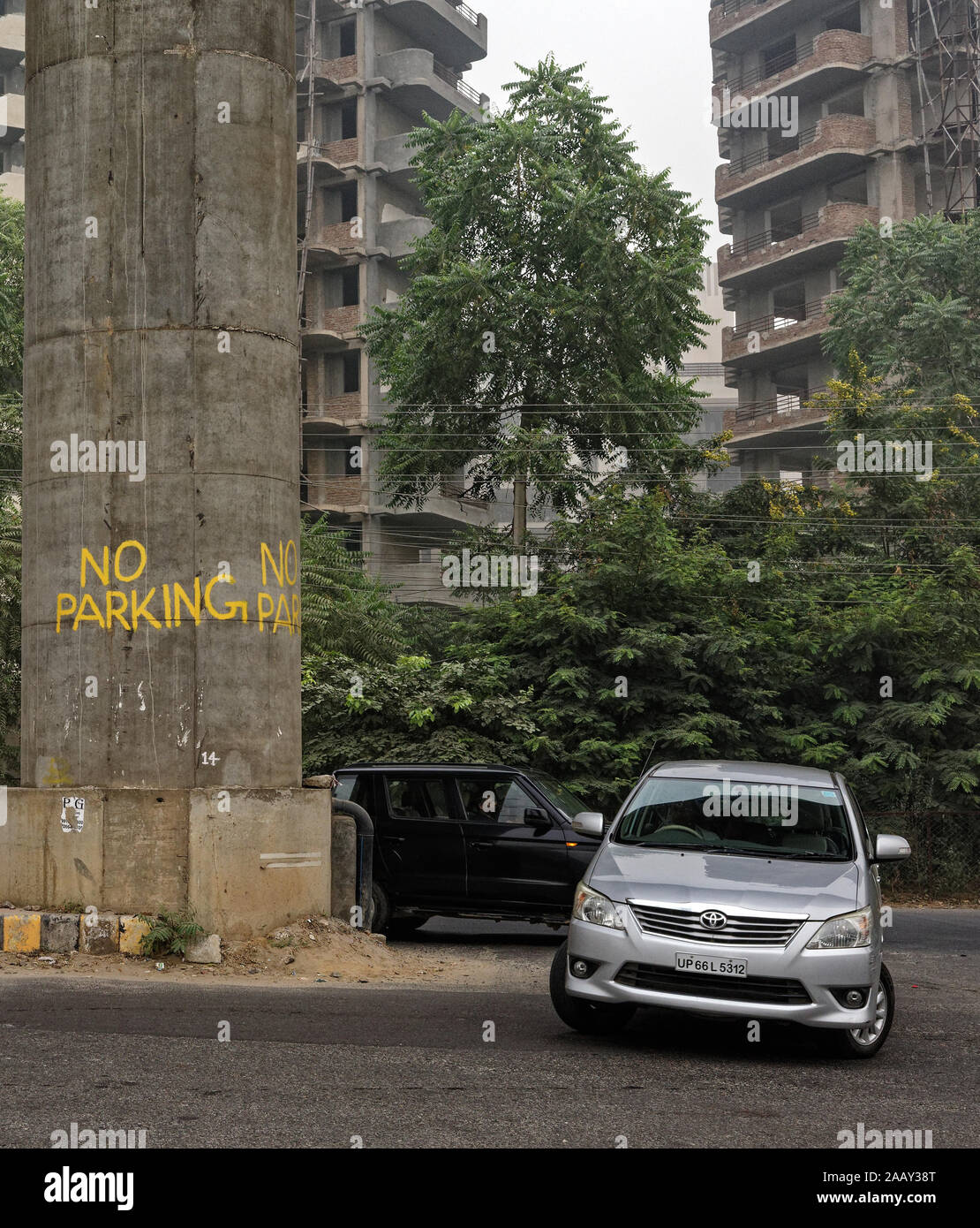 Auto prendendo una curva a cambio di corsia circa un metro veloce del montante di supporto e direzione sulla strada al settore 55, Gurgaon, India Foto Stock