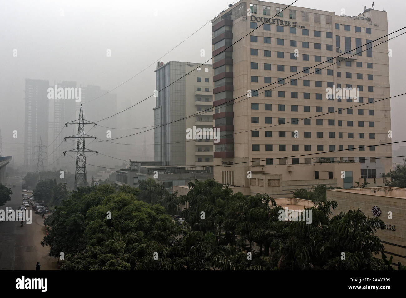 L'Hilton Doubletree hotel al settore 55, Gurgaon, durante lo smog che limitano la visione e la respirazione, India Foto Stock