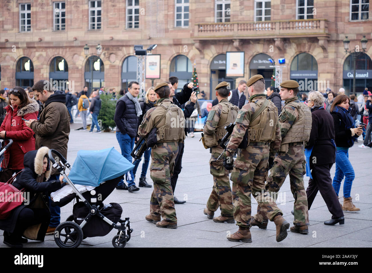 Strasburgo, Francia. 24th novembre 2019. Unità militare armata che attraversa il mercato di Strasburgo. Dopo l’attacco terroristico dell’anno scorso, sono state adottate misure di sicurezza più adeguate nel mercato di Natale di Strasburgo di quest’anno. Foto Stock