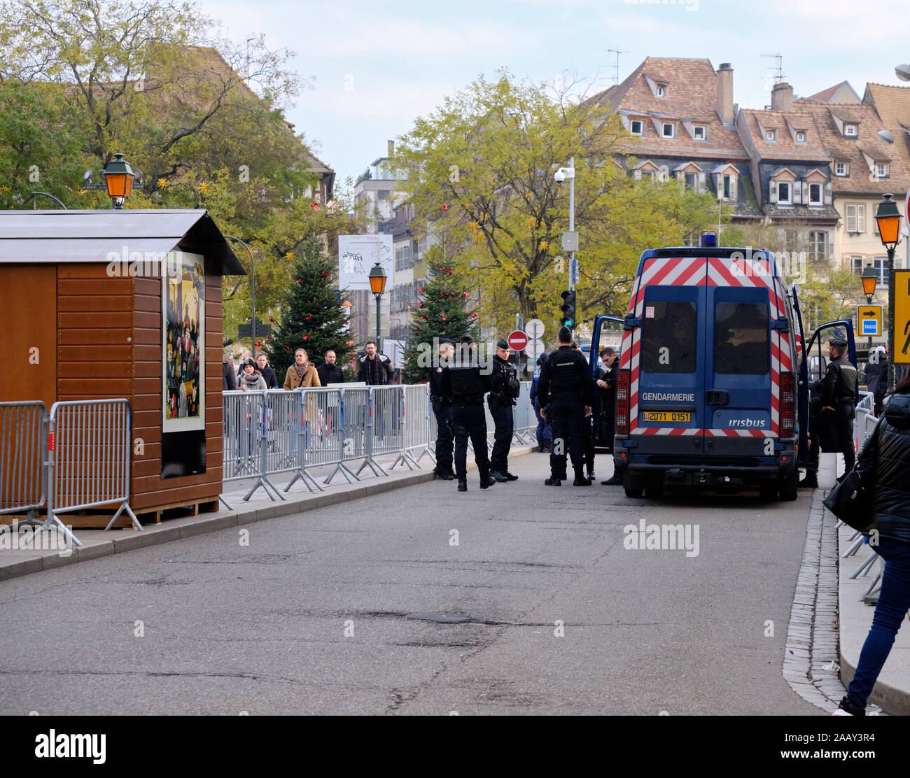 Strasburgo, Francia. 24th novembre 2019. Gendarmerie posizionato sul Ponte Corbeau uno dei principali accessi al mercato. Dopo l’attacco terroristico dell’anno scorso, sono state adottate misure di sicurezza più adeguate nel mercato di Natale di Strasburgo di quest’anno. Foto Stock