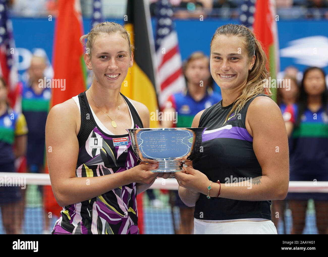 Aryna Sabalenka e Elise Mertens in posa con il trofeo trofeo durante la presentazione di 2019 US Open Tennis Tournament, New York City, nello Stato di New York, Stati Uniti d'America Foto Stock