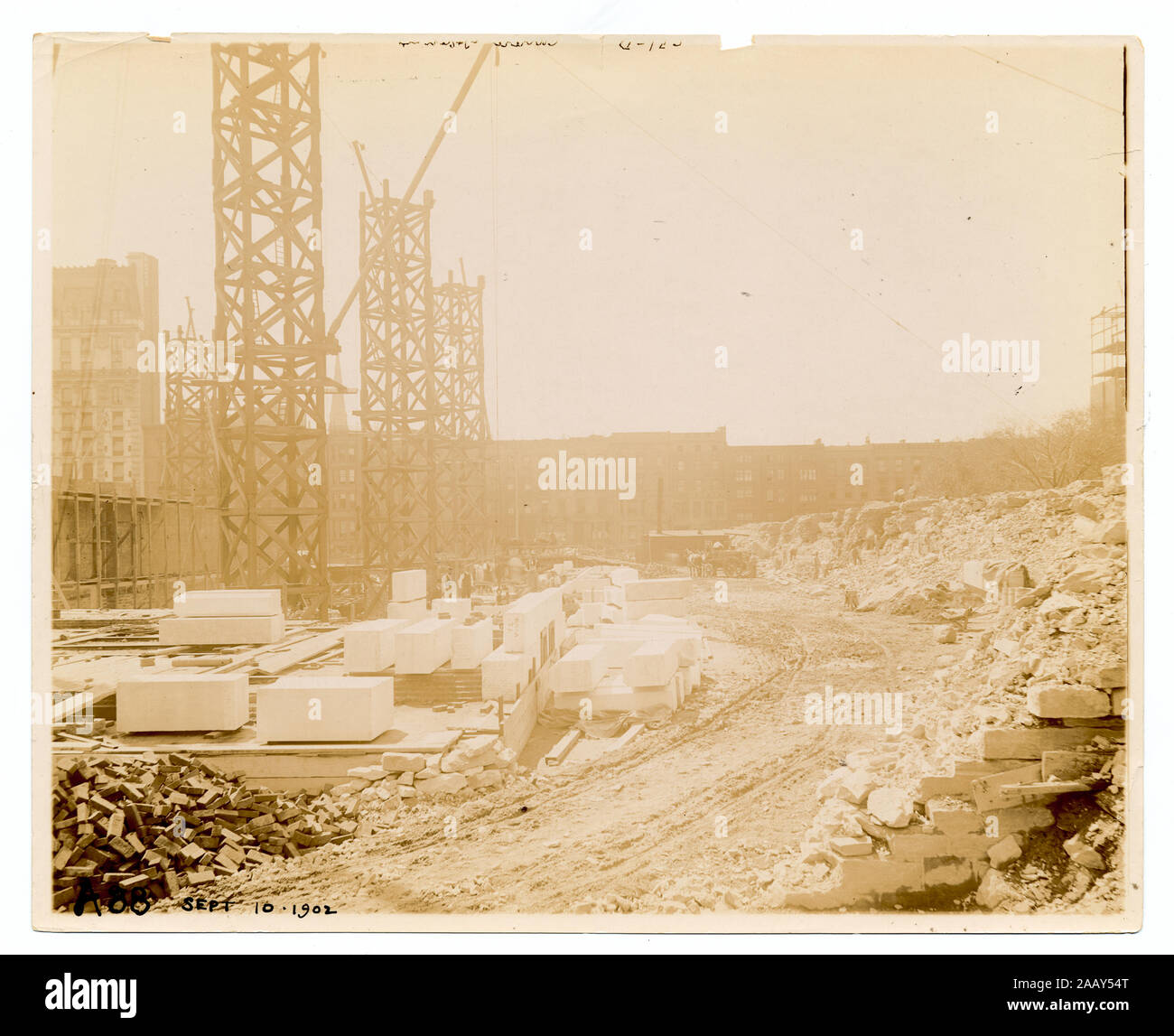 Lavori di fondazione - la costruzione iniziale di esterno pareti in marmo, angolo nordoccidentale lavori di fondazione : la costruzione iniziale di esterno pareti in marmo, angolo nordoccidentale.; lavori di fondazione : la costruzione iniziale di esterno pareti in marmo, angolo nordoccidentale. Foto Stock