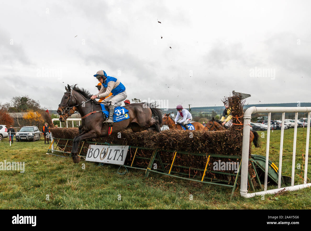 Ballynoe, Cork, Irlanda. 24 Novembre, 2019. Cavalli e Cavalieri prendere l'ultimo recinto nella prima gara al punto a punto incontro che si è svolto sulle terre della famiglia Mulcahy a Boulta, Ballynoe, Co. Cork, Irlanda.- credito; David Creedon / Alamy Live News Foto Stock