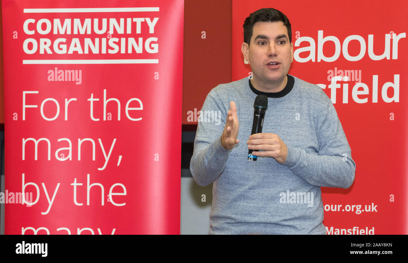 Mansfield, Nottinghamshire, Regno Unito. 24th. Novembre, 2019. Richard Burgon Partito Laburista ombra il Segretario di Stato per la giustizia e l'Ombra Lord Cancelliere parlando alla "scalzare Ben Bradley" evento in Mansfield, Nottinghamshire. Ben Bradley il Partito Conservatore candidato per Mansfield ha vinto questa sede di lavoro da Sir Alan Meale nel 2017 elezione generale con una piccola maggioranza di 1,057. Questa sede è uno dei principali motivi di battaglia tra le due parti principali della 12th. Dicembre elezione generale, soprattutto ora che il partito Brexit sono di non contestare questa sede. Credito: Alan Beastall/Alamy Li Foto Stock