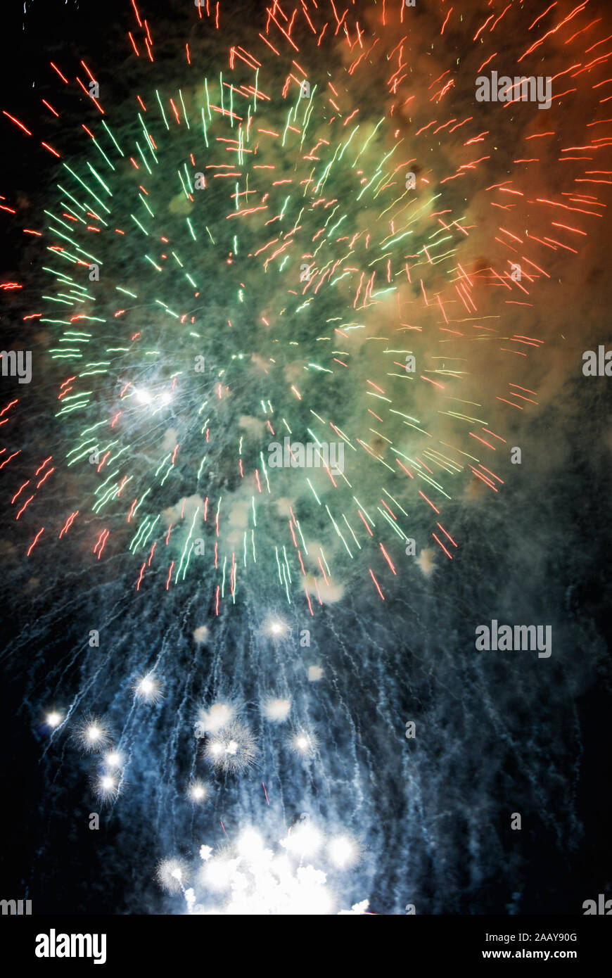 Il gran finale di spettacolari fuochi d'artificio durante la celebrazione di una vacanza. Foto Stock
