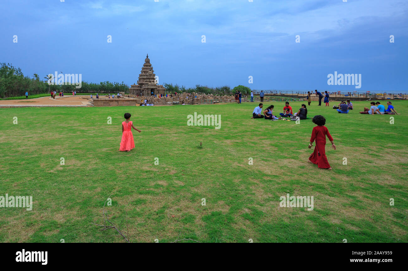 Un campo adiacente a Mahabalipuram Shore tempio dove i turisti sono giocosi Foto Stock