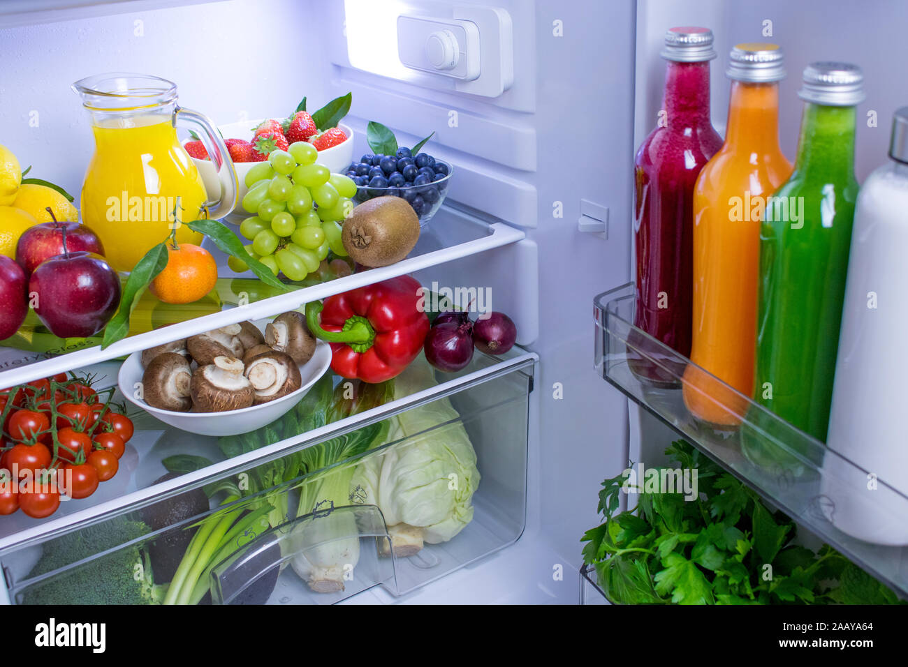 Fotografia di cibo di un splendidamente decorate frigo con prodotti freschi e sani, vegan o impianto basato articoli alimentari. Foto Stock