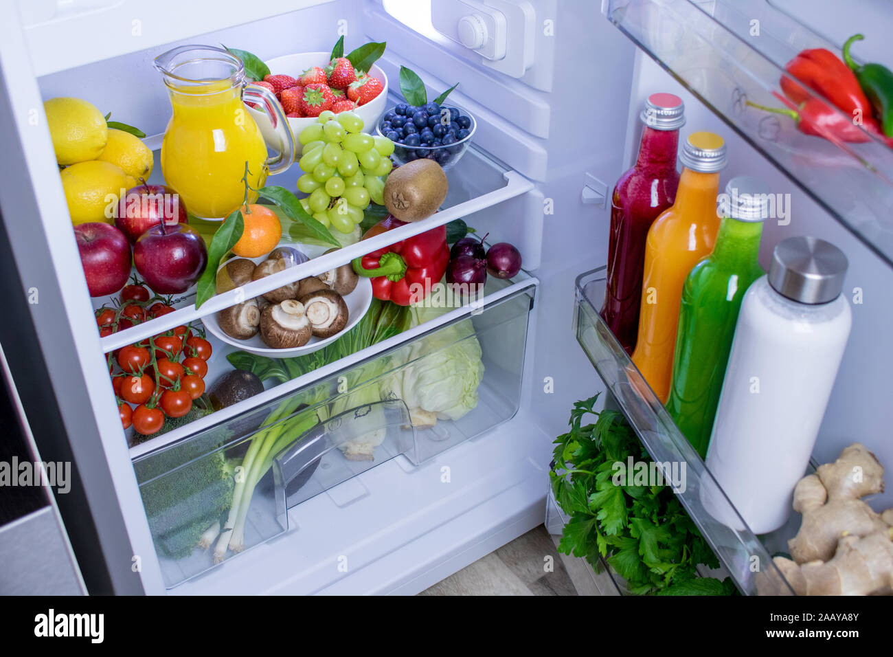 Fotografia di cibo di un splendidamente decorate frigo con prodotti freschi e sani, vegan o impianto basato articoli alimentari. Foto Stock