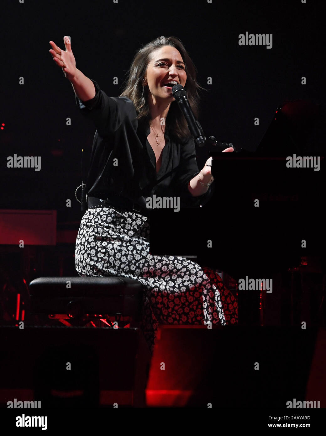 Sunrise FL, Stati Uniti d'America. 23 Nov, 2019. Sara Bareilles esegue al BB&T Center il 23 novembre 2019 in Sunrise, Florida. Credito: Mpi04/media/punzone Alamy Live News Foto Stock