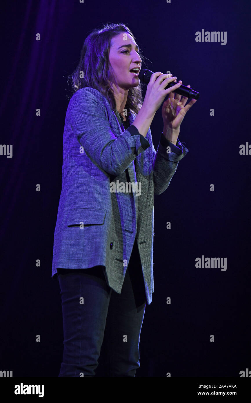 Sunrise FL, Stati Uniti d'America. 23 Nov, 2019. Sara Bareilles esegue al BB&T Center il 23 novembre 2019 in Sunrise, Florida. Credito: Mpi04/media/punzone Alamy Live News Foto Stock
