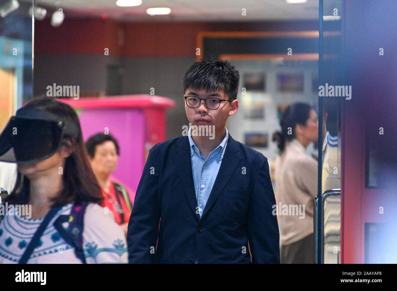 Hong Kong, Cina. 24 Novembre, 2019. Pro-democrazia Johsua attivista Wong lasciato un seggio in casa sua quartiere di South orizzonti dopo la votazione a Hong Kong il consiglio del distretto elezioni di domenica, 24 novembre 2019. Wong aveva destinato a correre ma la sua candidatura è stata squalificata dalla elezione dei funzionari. Foto di Thomas Maresca/UPI Credito: UPI/Alamy Live News Foto Stock